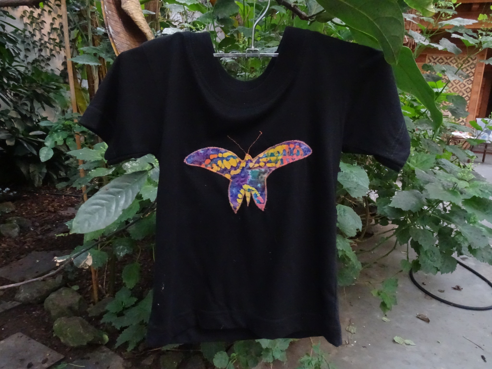 Perfecte t-shirt voor je kleintje! Met een leuke gebatikte vlinder erop. 